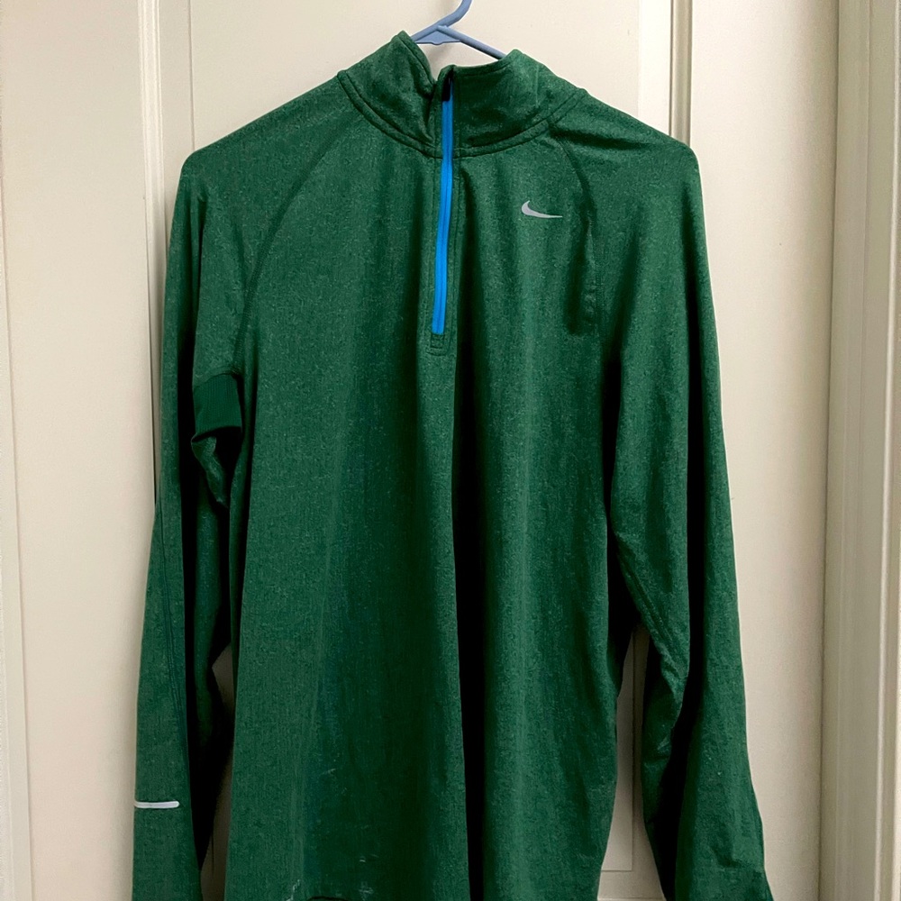 Nike sport dri sport shirt for over a t shirt